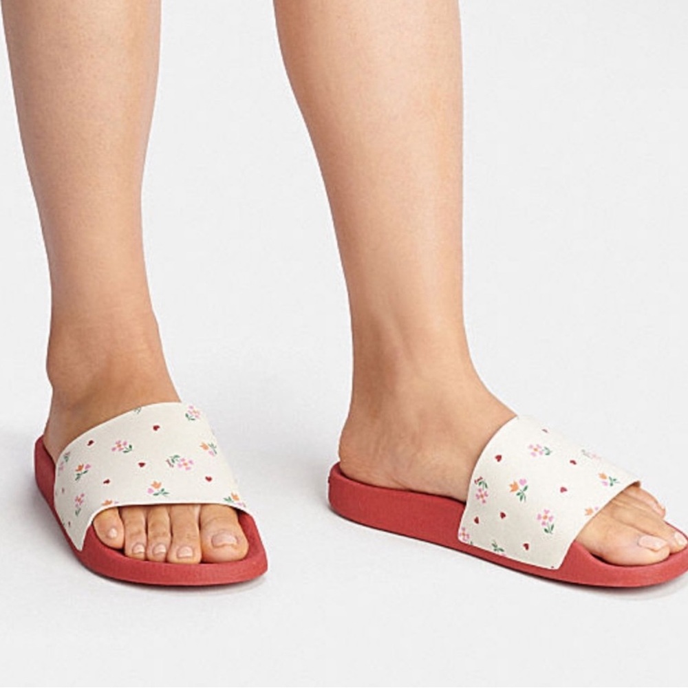 Coach ULI SLIDE WITH HEART
FLORAL PRINT